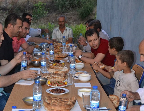 KAYMAKAM, EVLERE KONUK OLUYOR