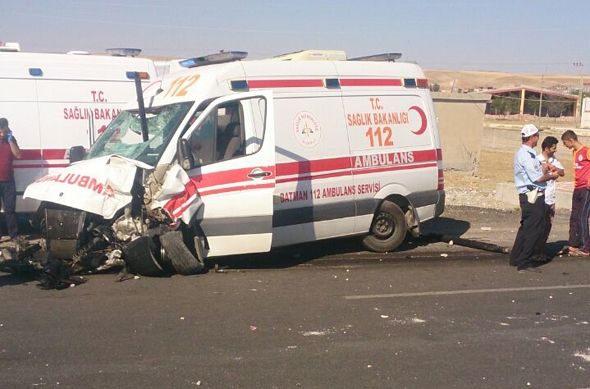 AMBULANS, ÇEVRE YOLUNDA KAZA YAPTI: 3 YARALI