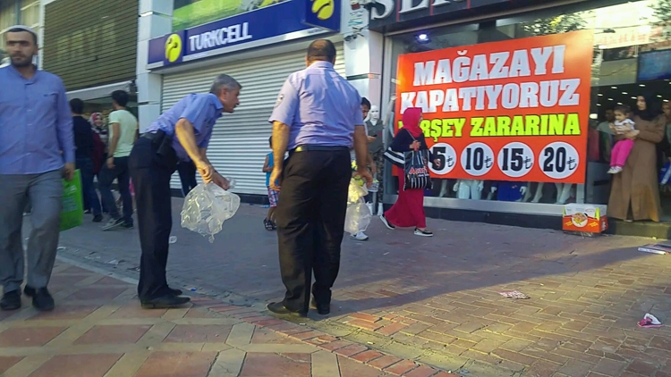 ZABITA, GÜLİSTAN CADDESİ’NDE ÇÖP TOPLADI