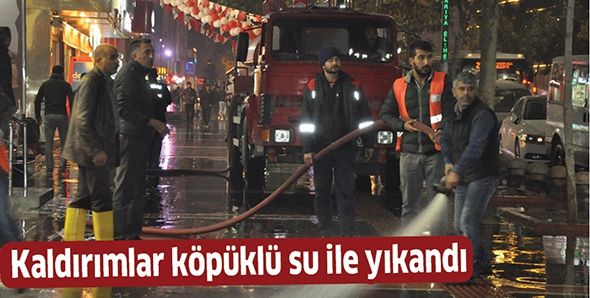 KALDIRIMLAR KÖPÜKLÜ SU İLE YIKANDI