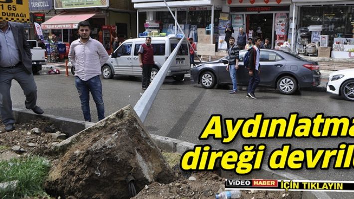 AYDINLATMA DİREĞİ DEVRİLDİ!