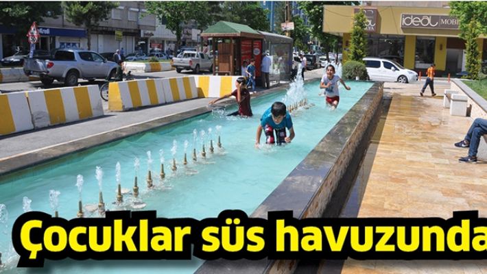 ÇOCUKLAR SÜS HAVUZUNDA…