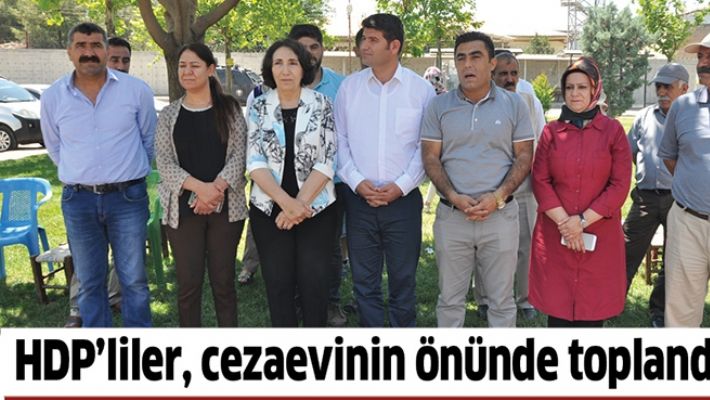 HDP’LİLER, CEZAEVİNİN ÖNÜNDE TOPLANDI…