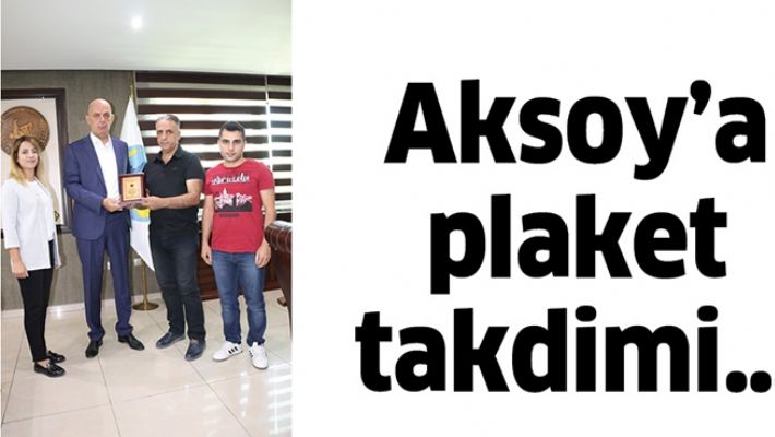 AKSOY’A PLAKET TAKDİMİ…