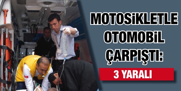 MOTOSİKLETLE OTOMOBİL ÇARPIŞTI: 3 YARALI