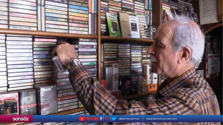 66 yaşındaki Aksan, tarihi çarşıda 44 yıldır kaset satıyor