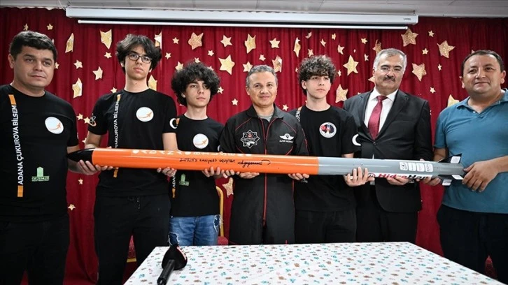 Astronot Gezeravcı Adana'da öğrencilerin geliştirdiği rokete &quot;Zıpkın&quot; adını verdi