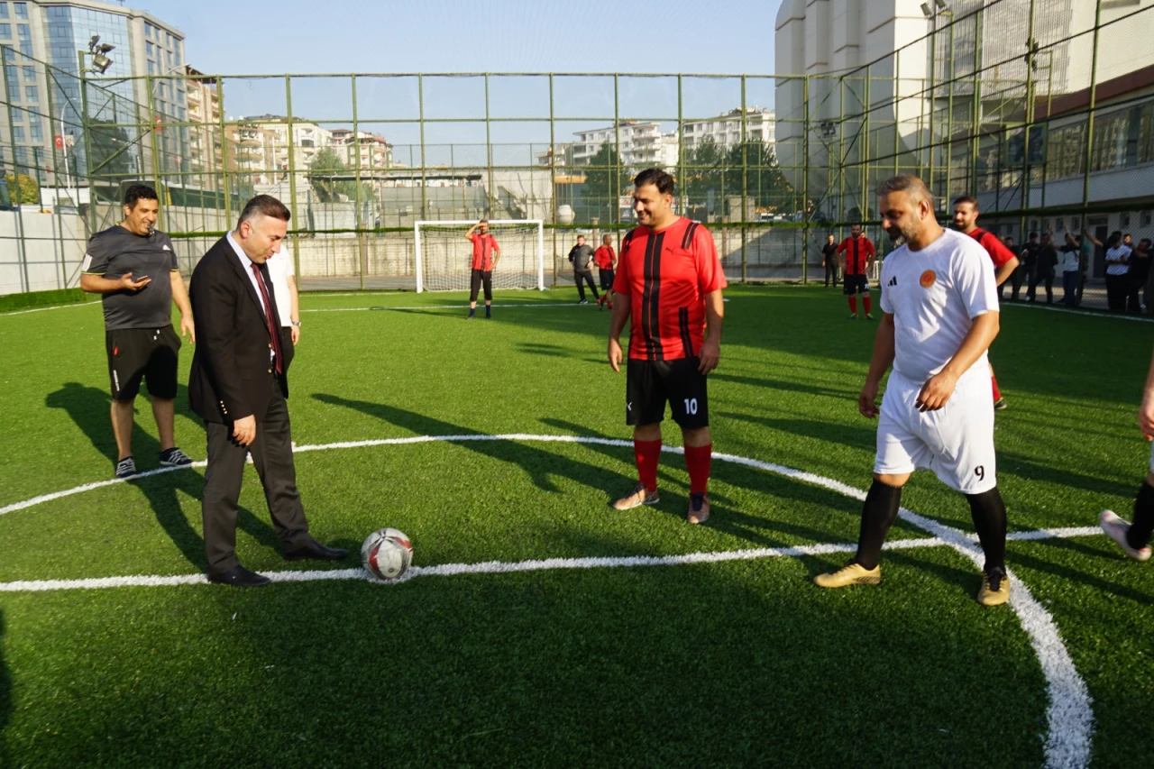 Başlama vuruşunu Rektör Demir yaptı