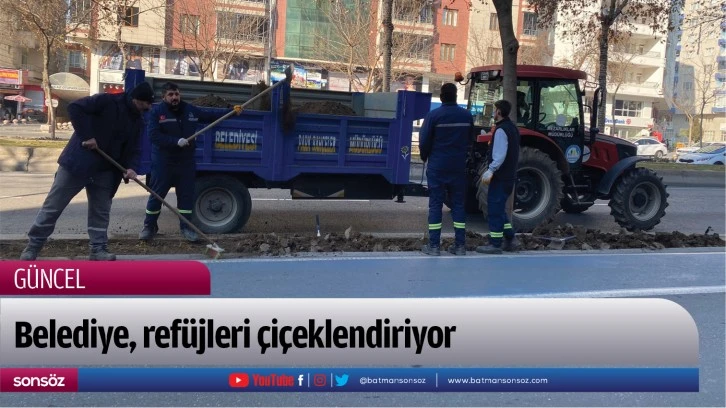 Belediye, refüjleri çiçeklendiriyor