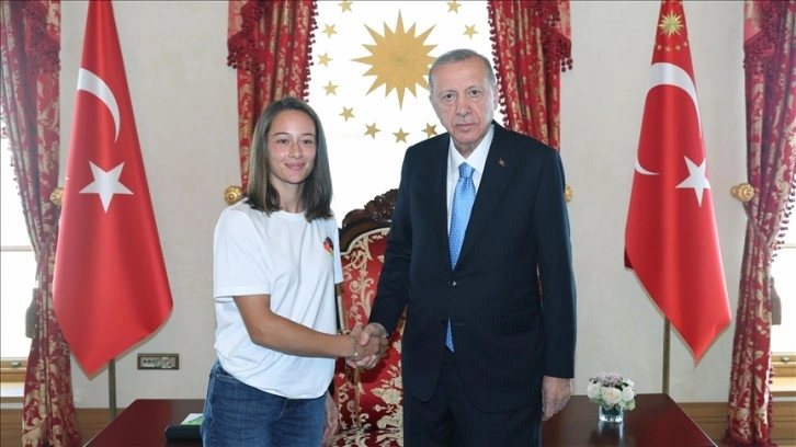 Cumhurbaşkanı Erdoğan, Milli Tenisçi Zeynep Sönmez'i Kabul Etti