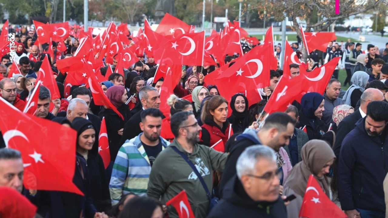 Cumhuriyet'in 101. yılı fener alayıyla kutlandı