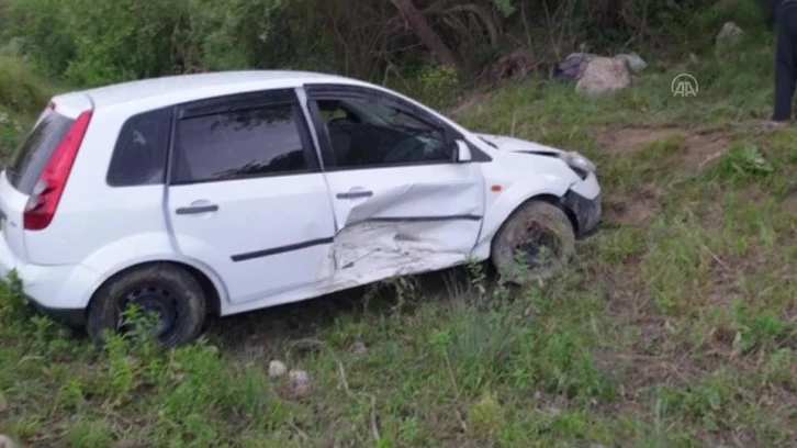 Dereye devrilen otomobilin sürücüsü kaza yerinden kaçtı