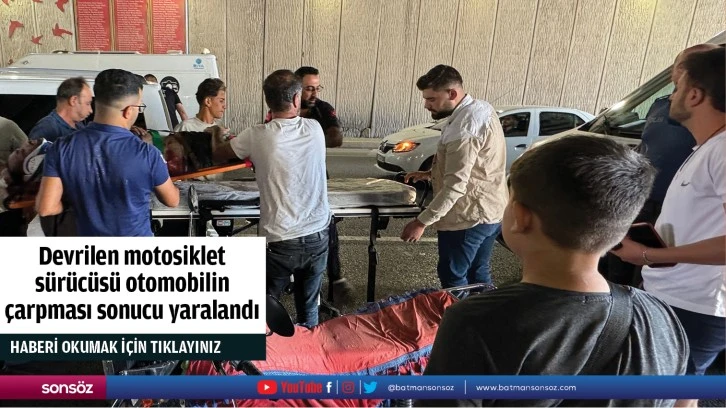 Devrilen motosiklet sürücüsü otomobilin çarpması sonucu yaralandı