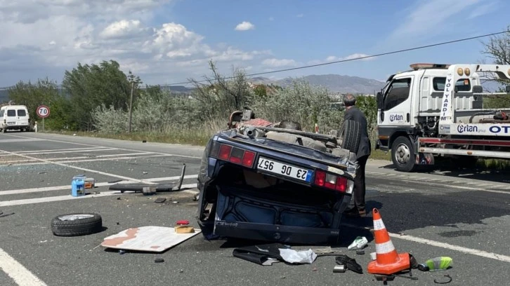 Elazığ'da iki otomobilin çarpışması sonucu 3 kişi yaralandı