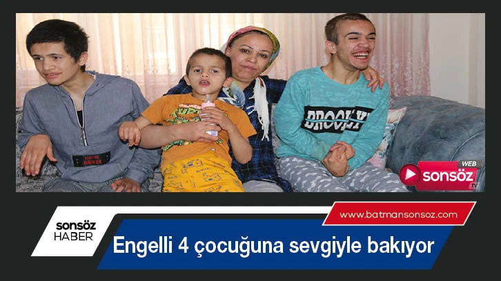 Engelli 4 çocuğuna sevgiyle bakıyor