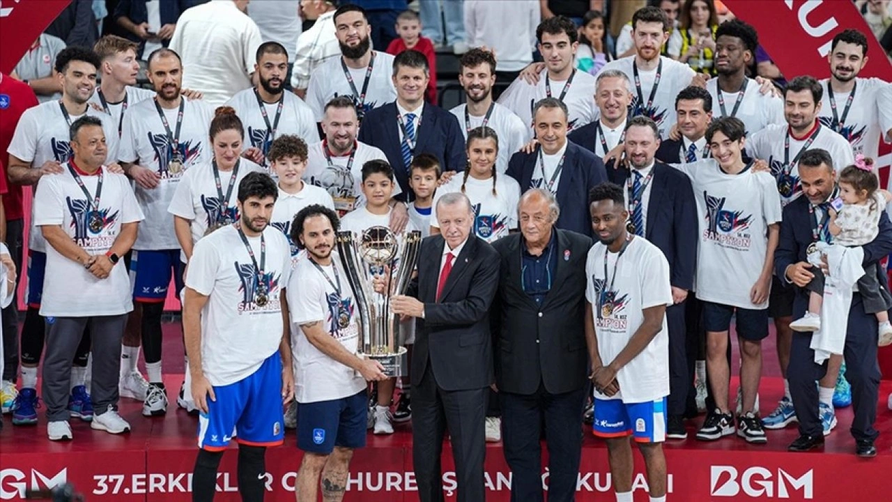 Erdoğan Basketbol Maçı Sonrası Kupa Törenine Katıldı