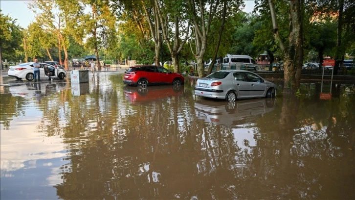 Gaziantep'te Sağanak Yağış Trafiği Felç Etti