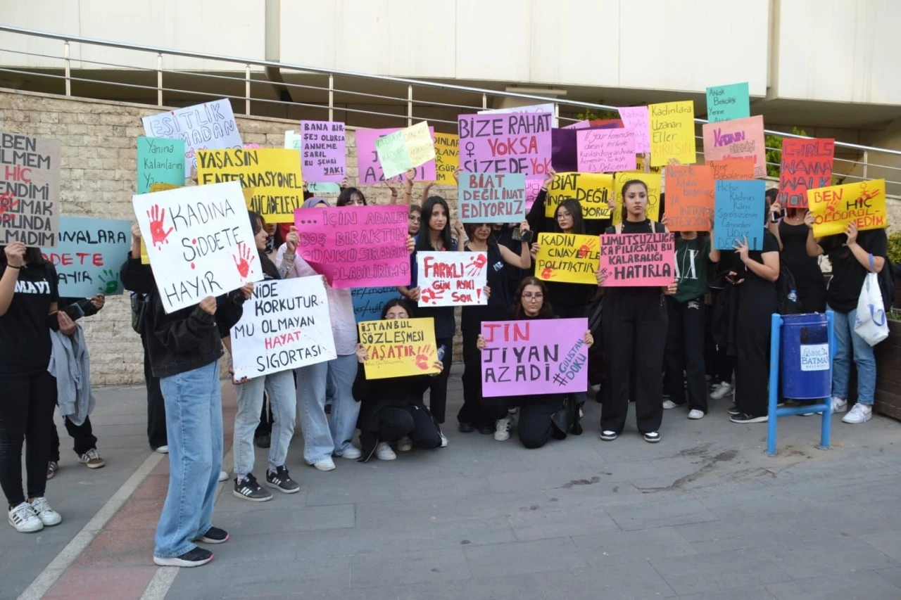 Gençler kadın cinayetlerine karşı toplandı