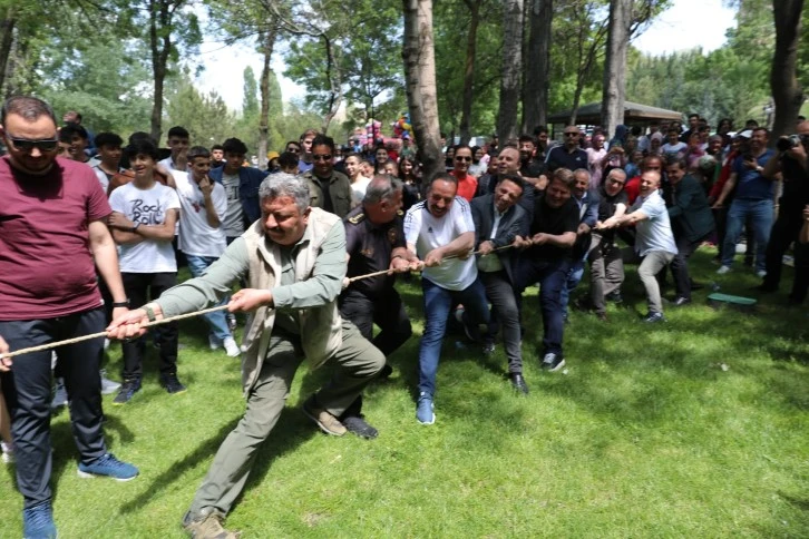 Gençlik şöleninde kurum müdürlerinin çektiği halat koptu