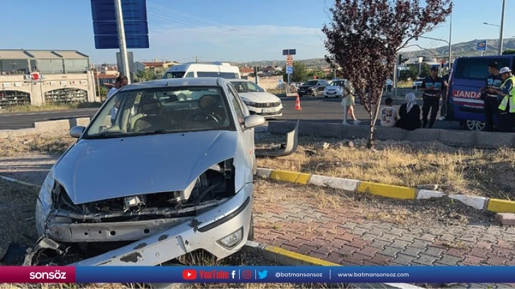 İki otomobilin çarpışması sonucu 3 kişi yaralandı