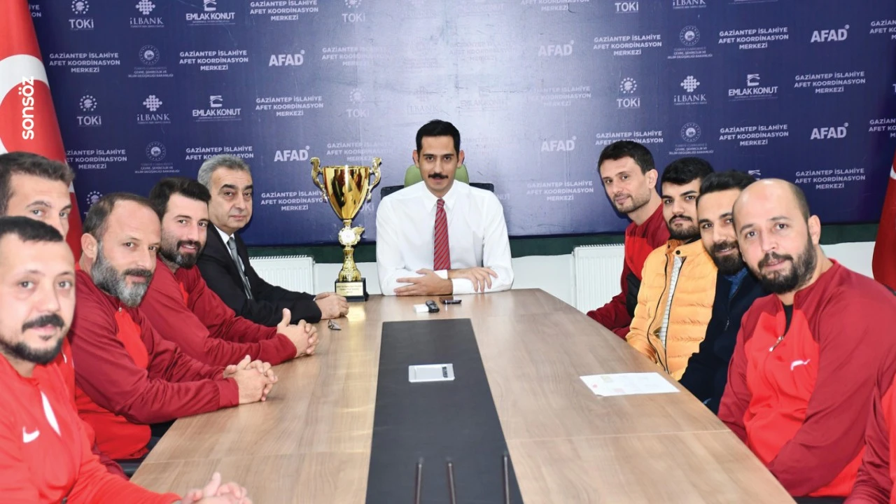 İslahiye Kaymakamlığı Voleybol Takımı Türkiye ikincisi oldu