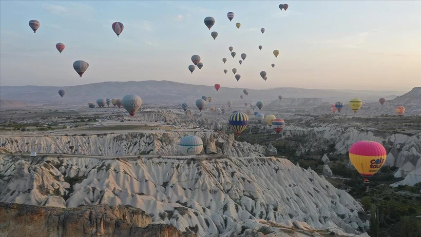 Kapadokya'da sıcak hava balonları rekora uçtu