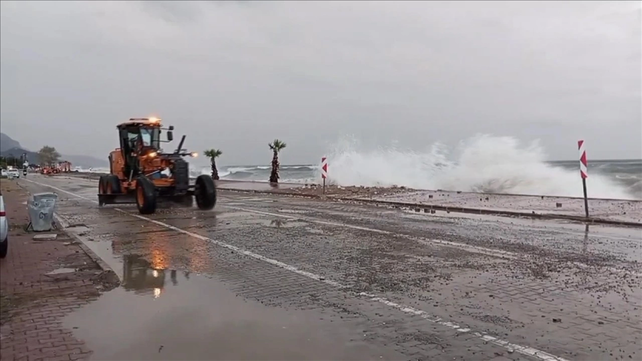 Kastamonu'da Fırtınanın Etkileri: Dev Dalgalar Yolu Kapladı