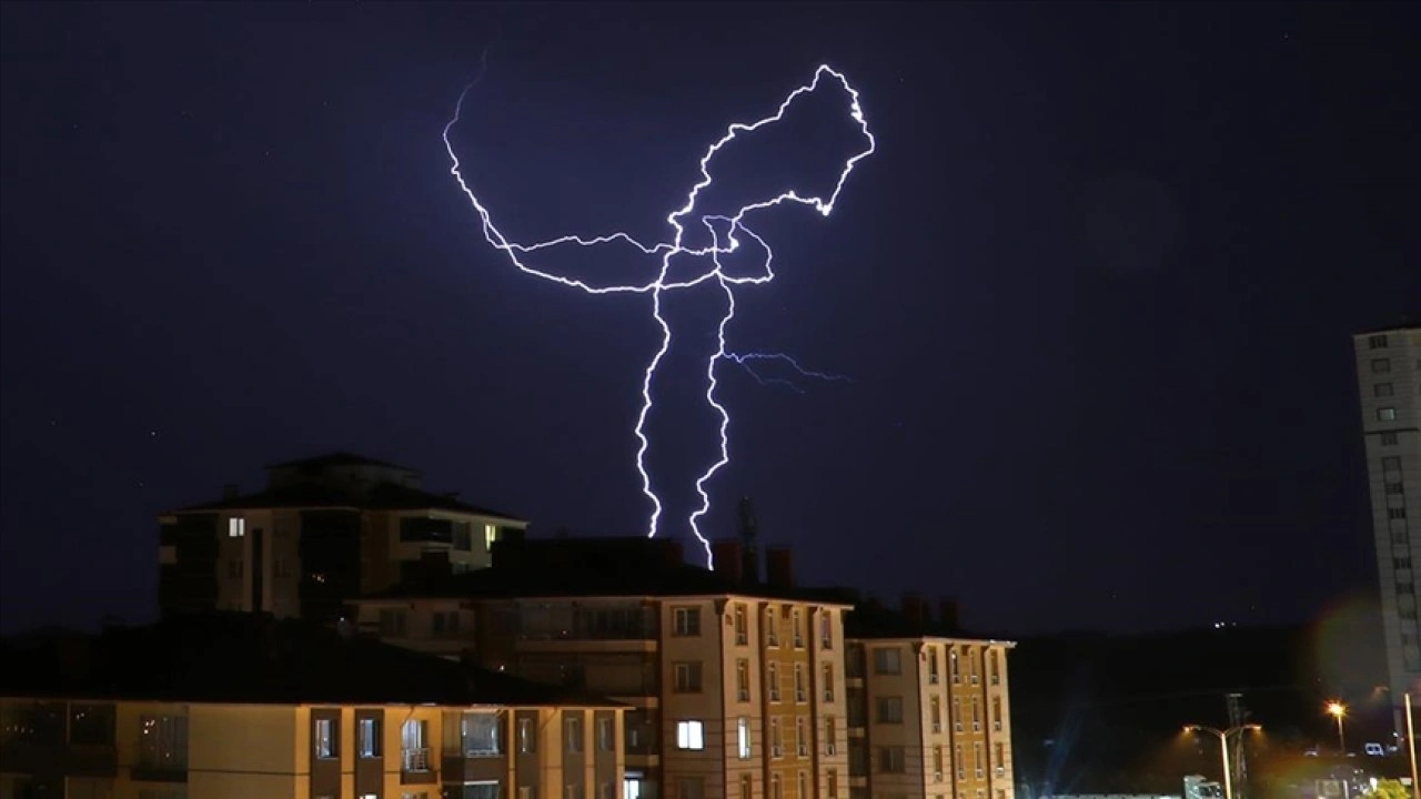 Kastamonu'da Şiddetli Yağış ve Fırtına Etkili Oldu