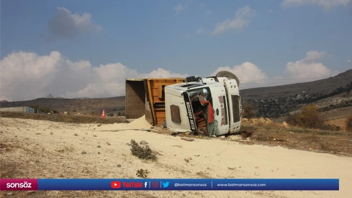 Kontrolden çıkan hafriyat kamyonu yola devrildi