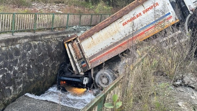 Kontrolden çıkarak kayan kamyon dereye devrildi