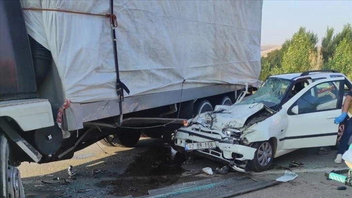 Konya'da kamyona çarpan otomobildeki 4 kişi öldü