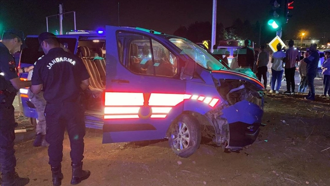 Malatya'da Jandarma Aracıyla Otomobil Çarpıştı, 8 Yaralı