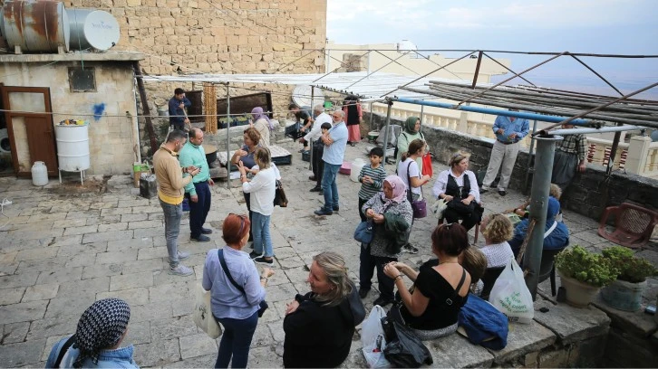 Mardin'de cevizli sucuk mesaisine turistler de katıldı