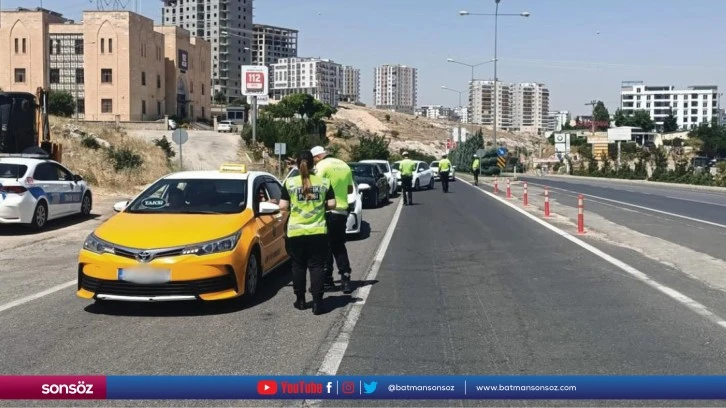Mardin'de trafik polisleri araçları denetledi
