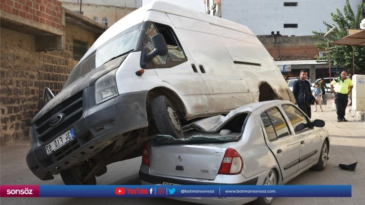 Minibüs park edilen otomobilin üzerine çıktı