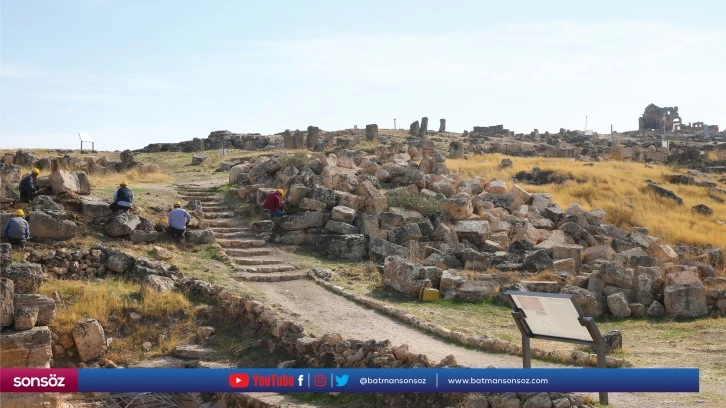 Mithras Tapınağı'nın anıtsal kapısına ulaşıldı