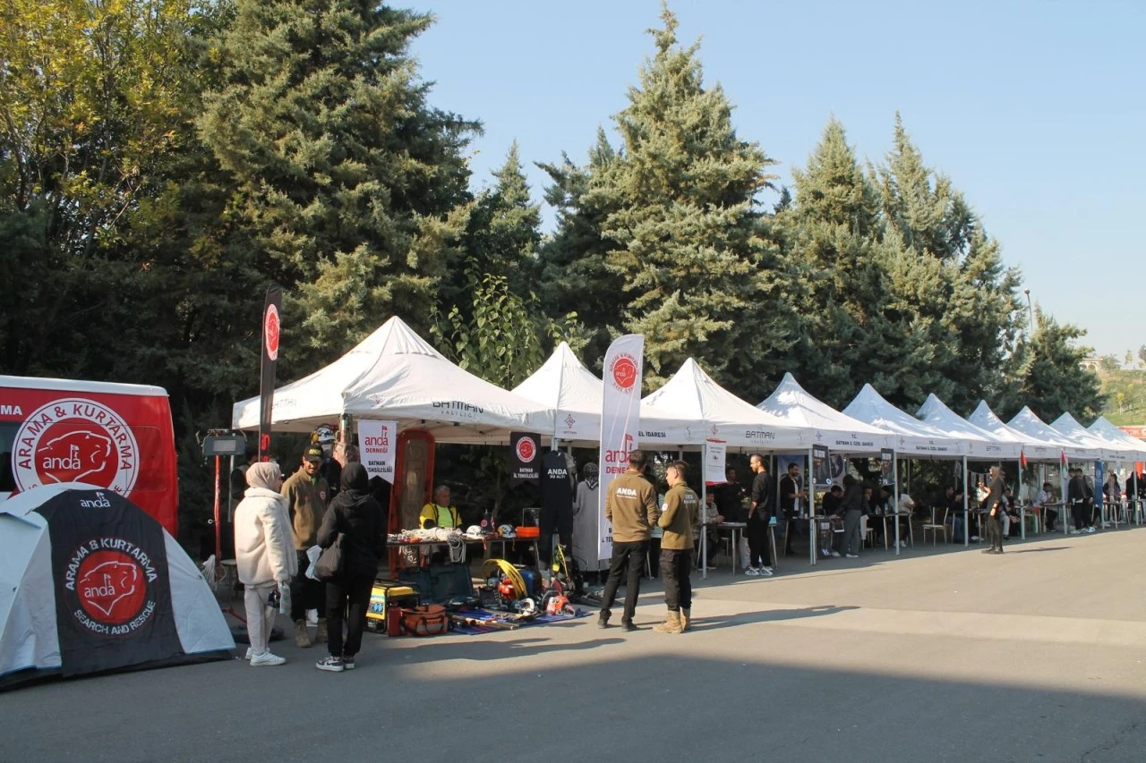 Öğrenci toplulukları kampüste stant açtı