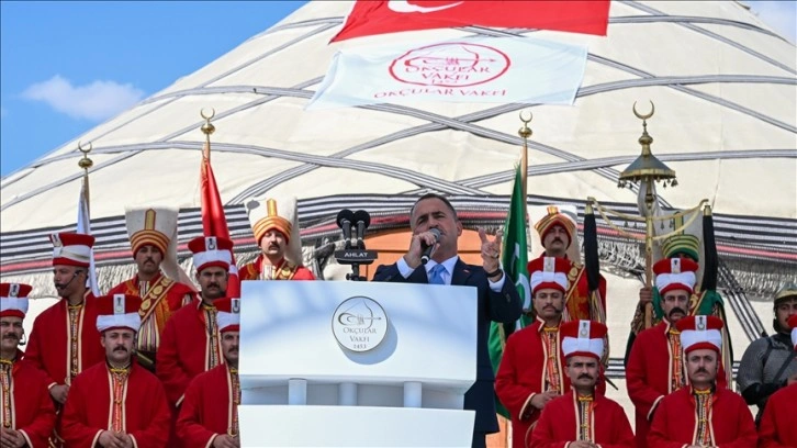 Okçular Vakfı Başkanı Haydar Ali Yıldız Ahlat Millet Bahçesi'nde Tarihi Zaferi Kutladı