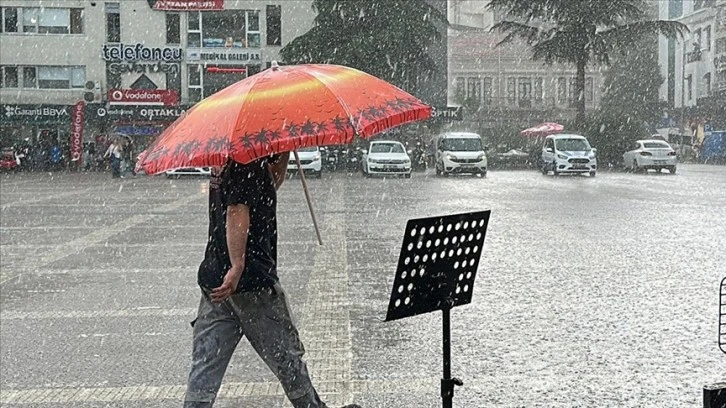 Samsun'da sağanak yağış etkili oldu