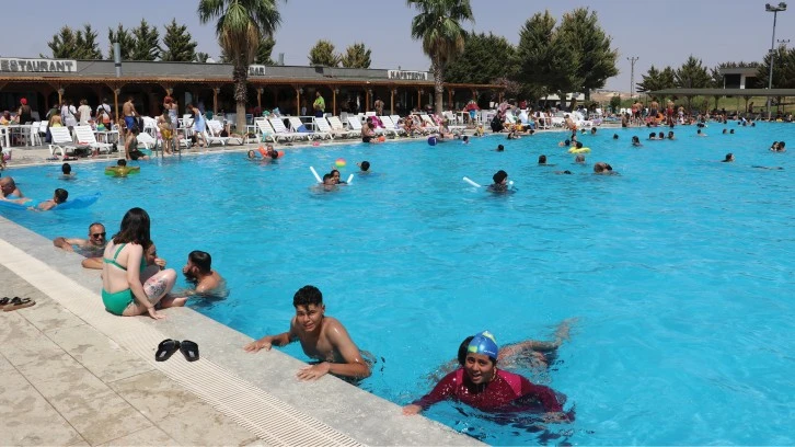 Sıcaktan bunalan vatandaşlar havuzda serinliyor