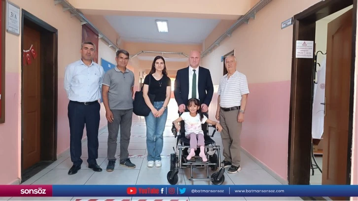 Siirt'te engelli öğrencinin akülü sandalye talebini öğretmenleri gerçekleştirdi