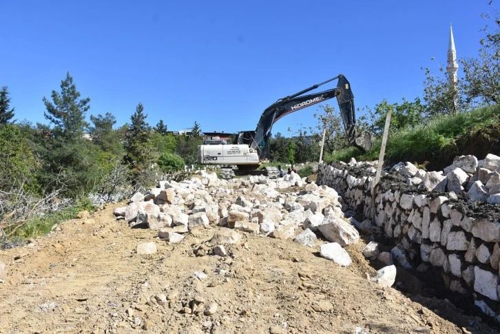 Siirt'te yol yapım çalışmaları sürüyor