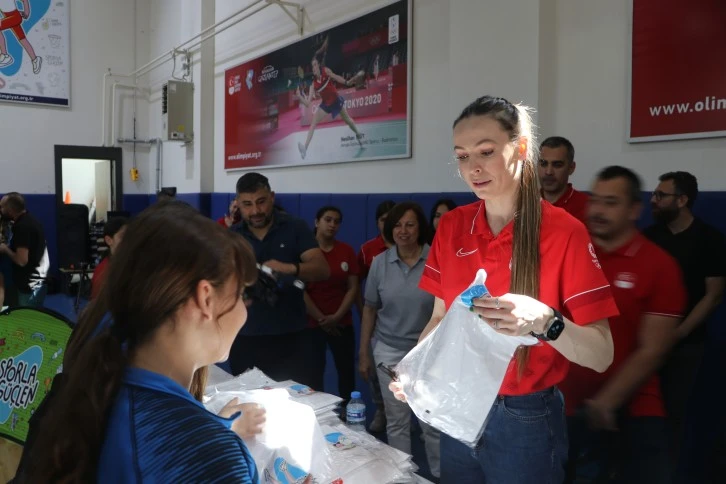 TMOK'tan Gaziantep'te yaklaşık 600 öğrenciye spor malzemesi desteği