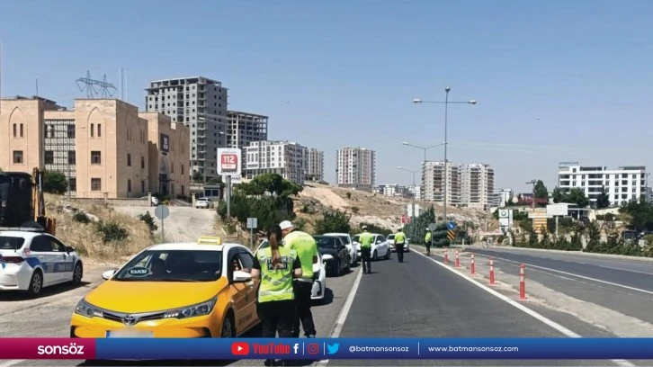 Trafik polisleri araçları denetledi