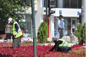 ÇİÇEKLER, KADINLARIN ELİNDE TOPRAKLA BULUŞUYOR