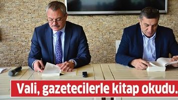 VALİ, GAZETECİLERLE KİTAP OKUDU…