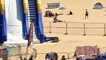 Plajdaki şişme oyuncak büyük gürültüyle patladı! Bir çocuk hayatını kaybetti