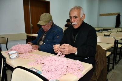 60 yaş üstü bireyler Tazelenme Üniversitesi’nde sosyalleşiyor