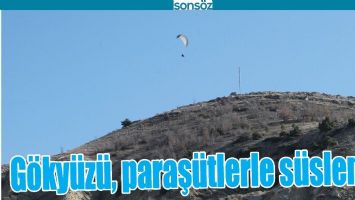 GÖKYÜZÜ, PARAŞÜTLERLE SÜSLENDİ