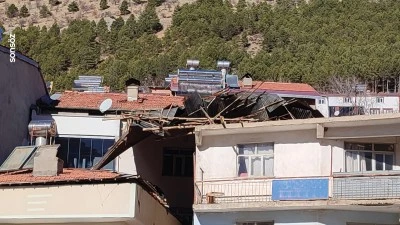 Adıyaman'da fırtına nedeniyle bazı evlerin çatıları uçtu